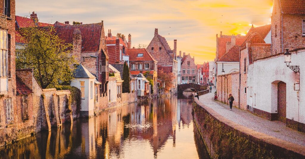 Brugge river en oude huizen