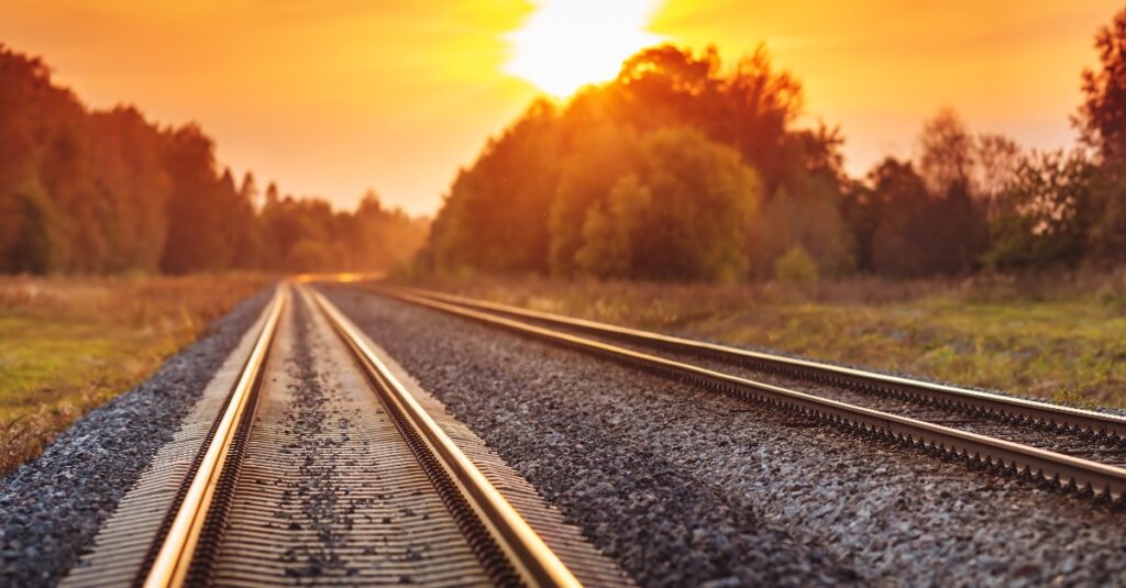 trein rails bij ondergaande zon