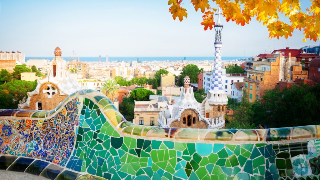 Parc Guell in Barcelona met herfstbladeren