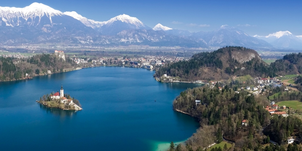 kamperen en zwemmen bij het meer van Bled in Slovenië