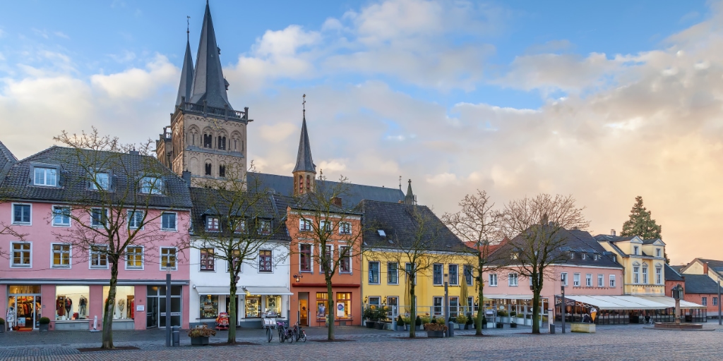 Marktplein met historische huizen en kathedraal in Xanten